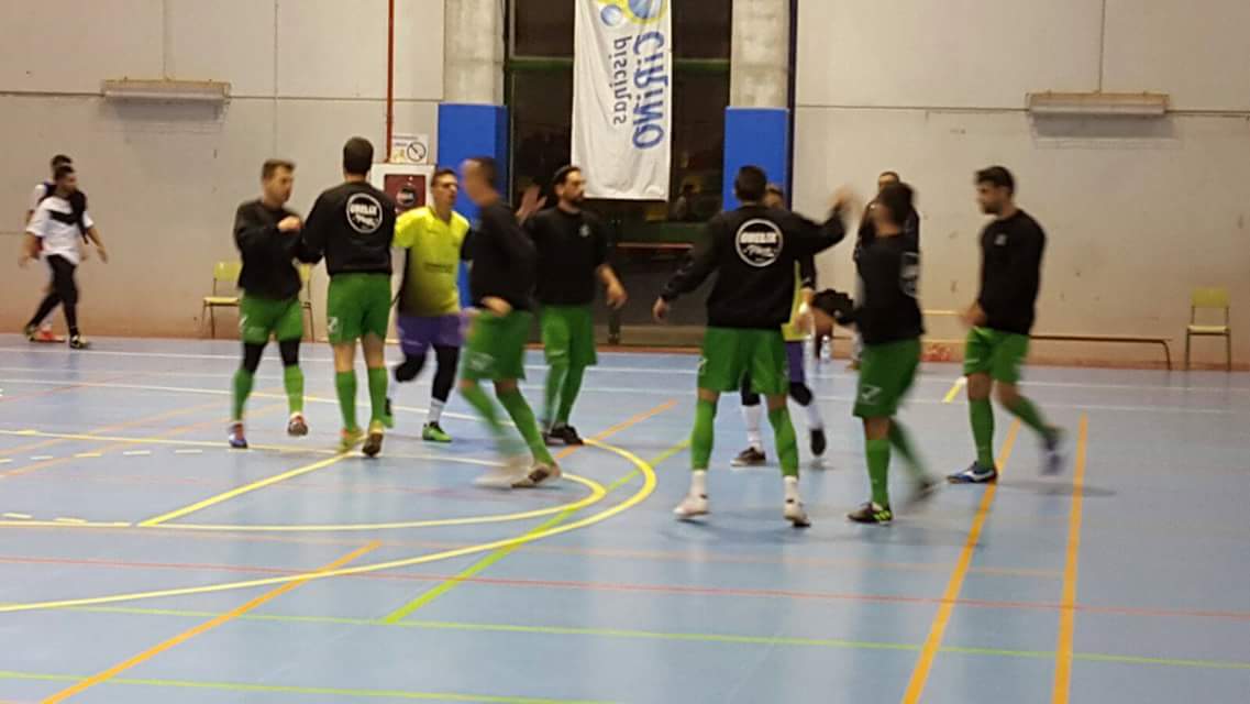 FutbolSalaNerja's tweet photo. Agradecemos a @PubObelix su apoyo año tras año. Ayer el Sénior estrenaba sudaderas para el período invernal. https://t.co/88ciJC5ESQ