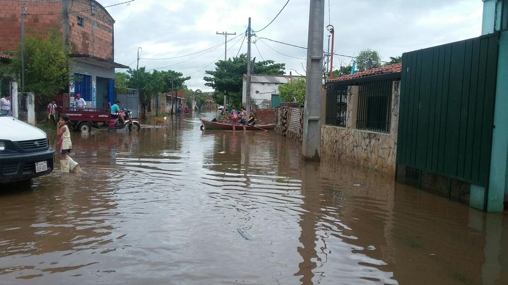 nataliardm's tweet photo. Emergencia, no a la indiferencia, vos también podés ayudar! Gente solidaria va a los bañados a ayudar en la mudanza https://t.co/1oZWvQmAU7