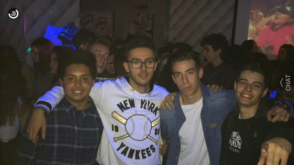 Chulosputass's tweet photo. "Noche de estrellas, tragos de alcohol no acabará la noche cuando salga el sol." https://t.co/WeE35dwXVh