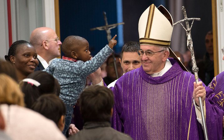 GlobeWorld's tweet photo. Pope Francis was in his element when he opened the "Door of Charity" for the poor https://t.co/E5n6Tyy3PE https://t.co/rjVpTynNy7