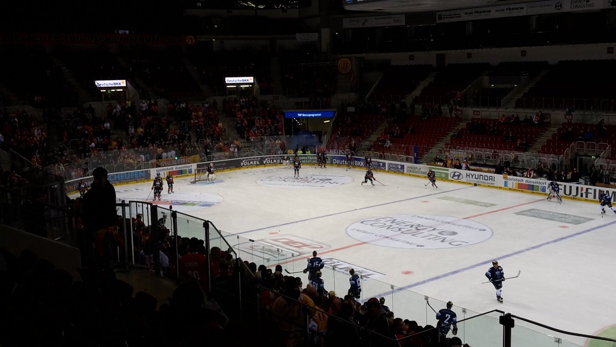 dinkelbg's tweet photo. Angekommen, um der @DuesseldorferEG die Daumen zu drücken. #DEGERC https://t.co/QkJioEyThu