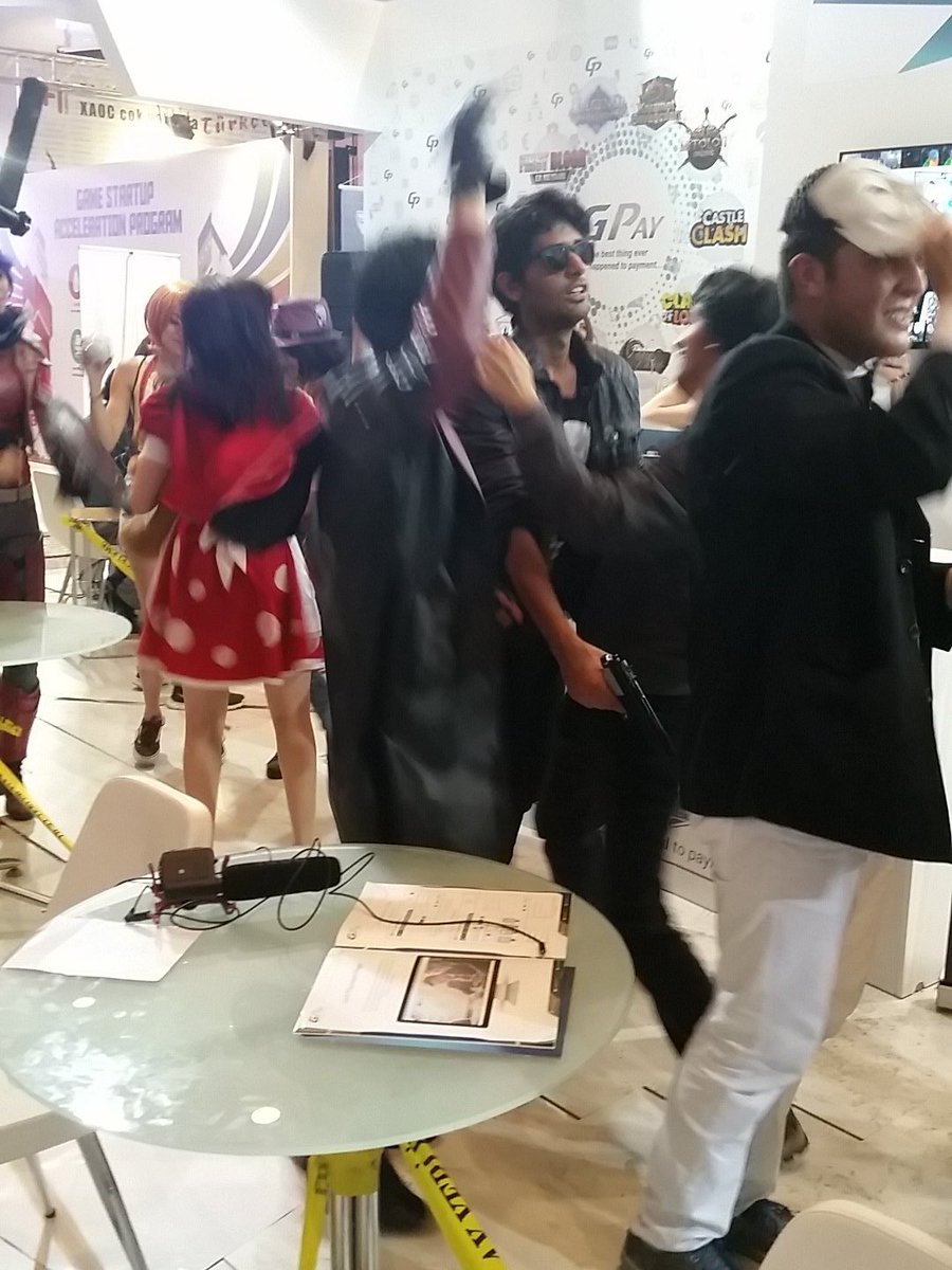 GameXist's tweet photo. Cosplayerlar eğlenirken! #GameX2015 #oyunageldik https://t.co/5KxwtDP93h