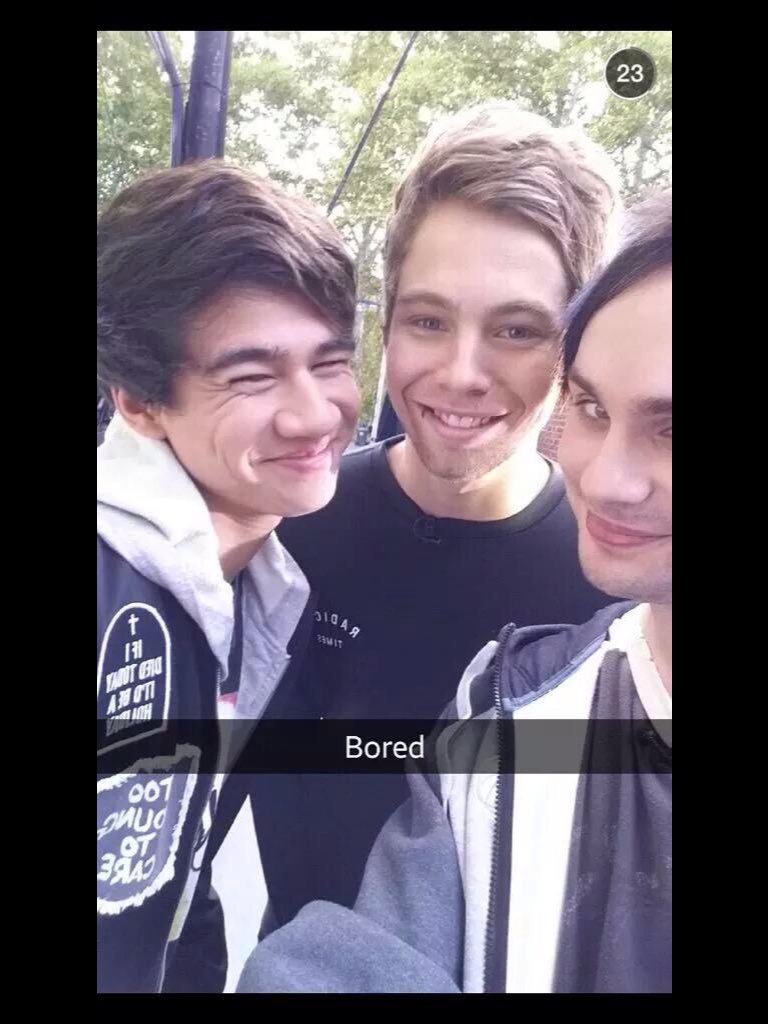 fans_calum5sos's tweet photo. RT for the boys or fave for Arzaylea the trash can https://t.co/APCk8lLWjy