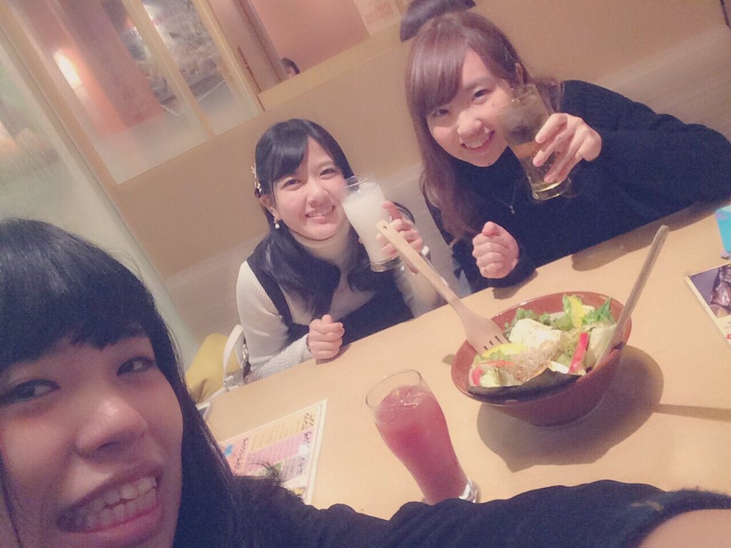 o_cha_tama's tweet photo. 約一年ぶりに会えて楽しかった🙈💓中学の話ばっかやけど、やっぱあの時は素敵な思い出多かったなぁ。３人とも本当大人になったと思ったよ👠しゅんくんとも少し話せたし、懐かしかった😊いろんな話聞けてよかったw国家試験組頑張ろうね💪✨ https://t.co/f1Y7ahpPzF