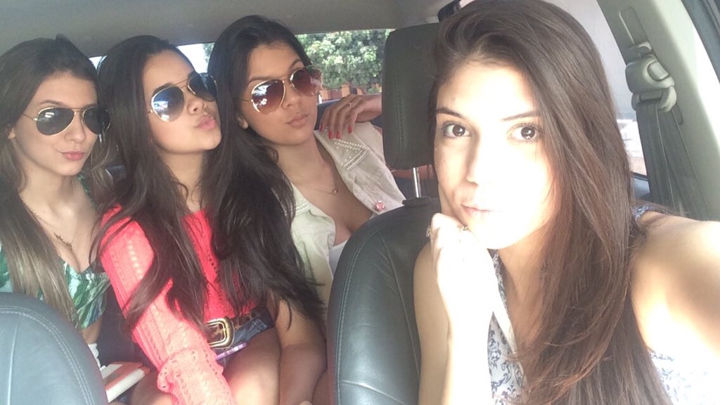marianabertoldo's tweet photo. Bbs chegaram!!!! ❤️❤️ #partiuserrinha #cuidaaaa só tá faltando tu @ElvysMonte kkkk https://t.co/g4eHTBnHO5