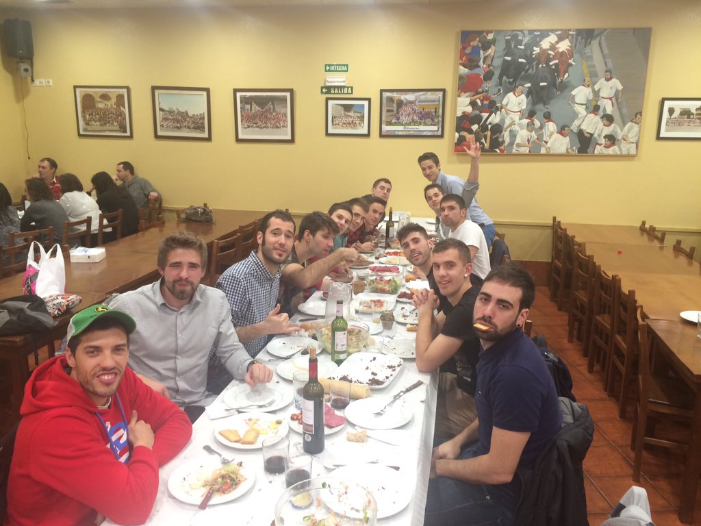 andonialo's tweet photo. Tras la victoria fuimos a recuperar fuerzas y despedir el año con una buena cena de chuletones. @rotxapeaRTX https://t.co/F1yhQdhBcU