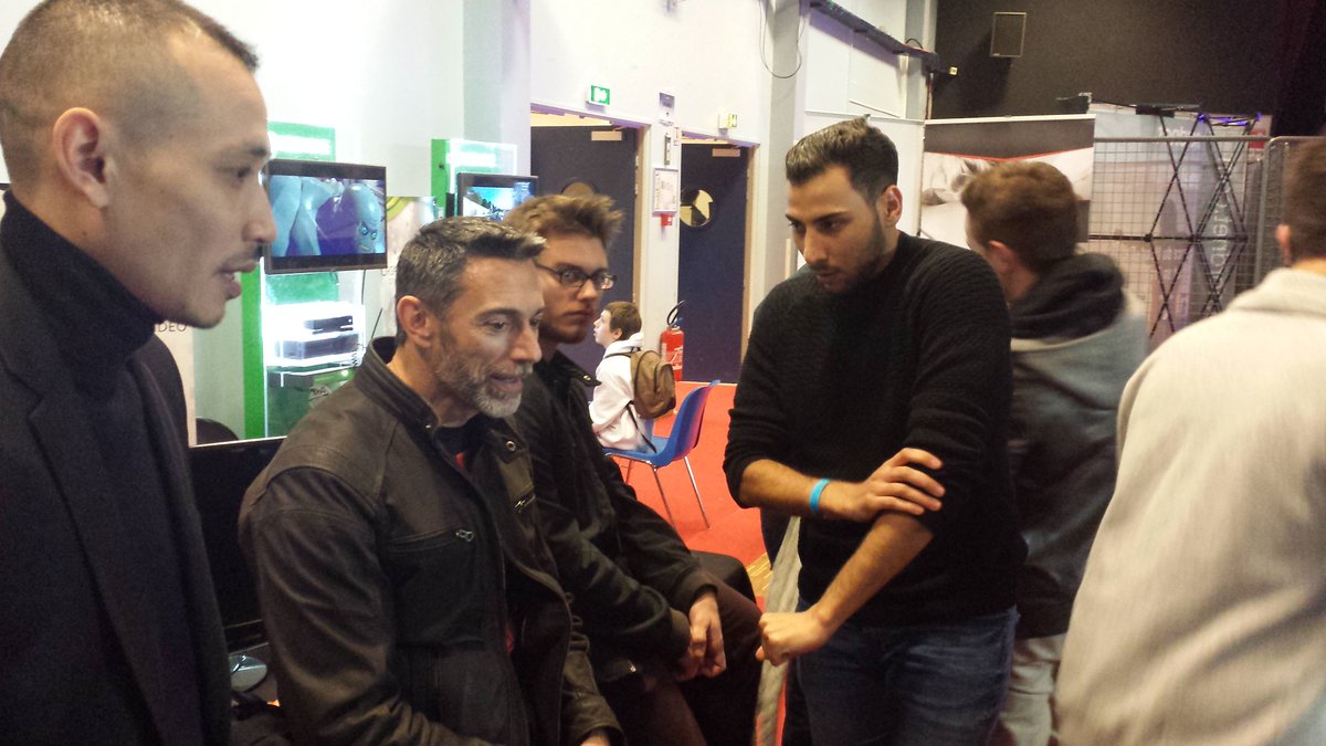 JimmyMalavong's tweet photo. #CapArena5 @GERARDVIVESreal qui félicite @Platinium_eSpt pour leur victoire sur Cobblestone ! https://t.co/v6I5zkY8Vq