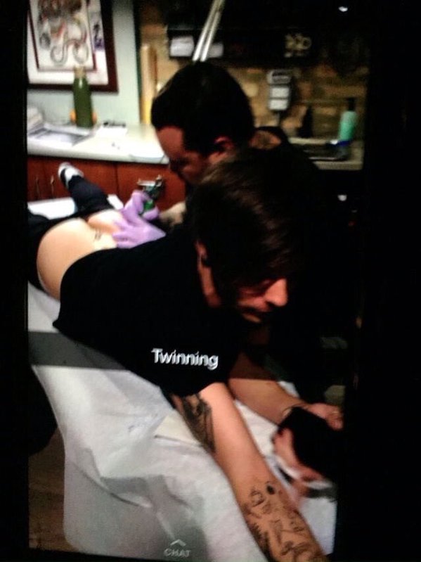 HowBlueMetGreen's tweet photo. #50ShadesOfLouisAss
I'm laughing what the hell

#VideoMTV2015 One Direction https://t.co/SIc71LHtzM