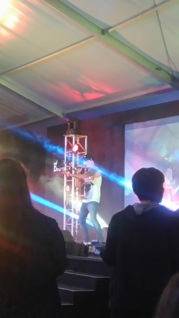 juaneburger's tweet photo. Lekker #JOL saam met @Snotkop_Henning by #Mosselbaai @Bravofees gewees!! Sien weer in #Hartenbos! ✋ #Aweh #SoosNBoss https://t.co/uwqMVm1Wbv
