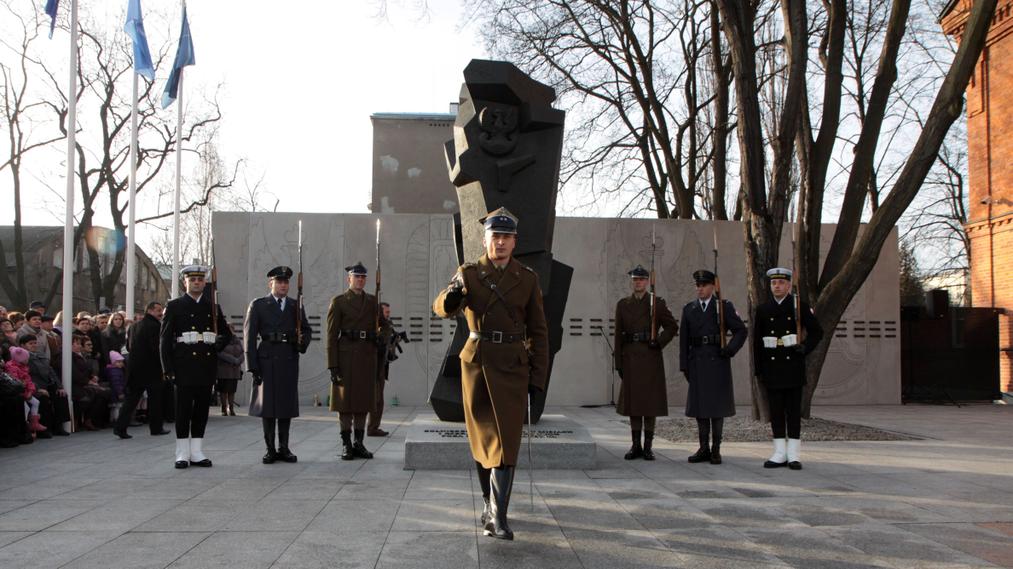 Poland_MOD's tweet photo. In #PLwe celebrate Commemoration Day of Fallen Soldiers on foreign missions to honor their sacrifice for the country https://t.co/EQ5RXBwpN7