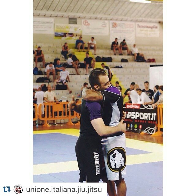eduboneco12's tweet photo. #Repost @unione.italiana.jiu.jitsu with @repostapp
・・・
Before and after the fight there will always be Respect. #it https://t.co/L0fkmjIHoQ