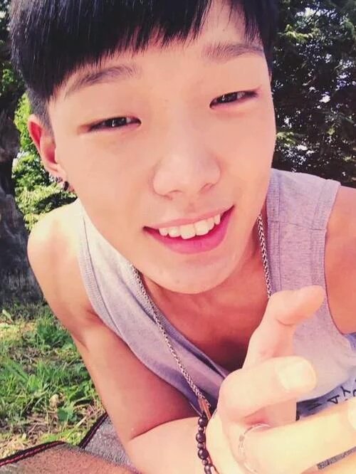 oneuilttara's tweet photo. pegaram o rosto de um bebe e colocaram no corpo de um homem eU ME RECUSO #KingOfTheYouthBOBBYDay https://t.co/pkrBv1nw5q