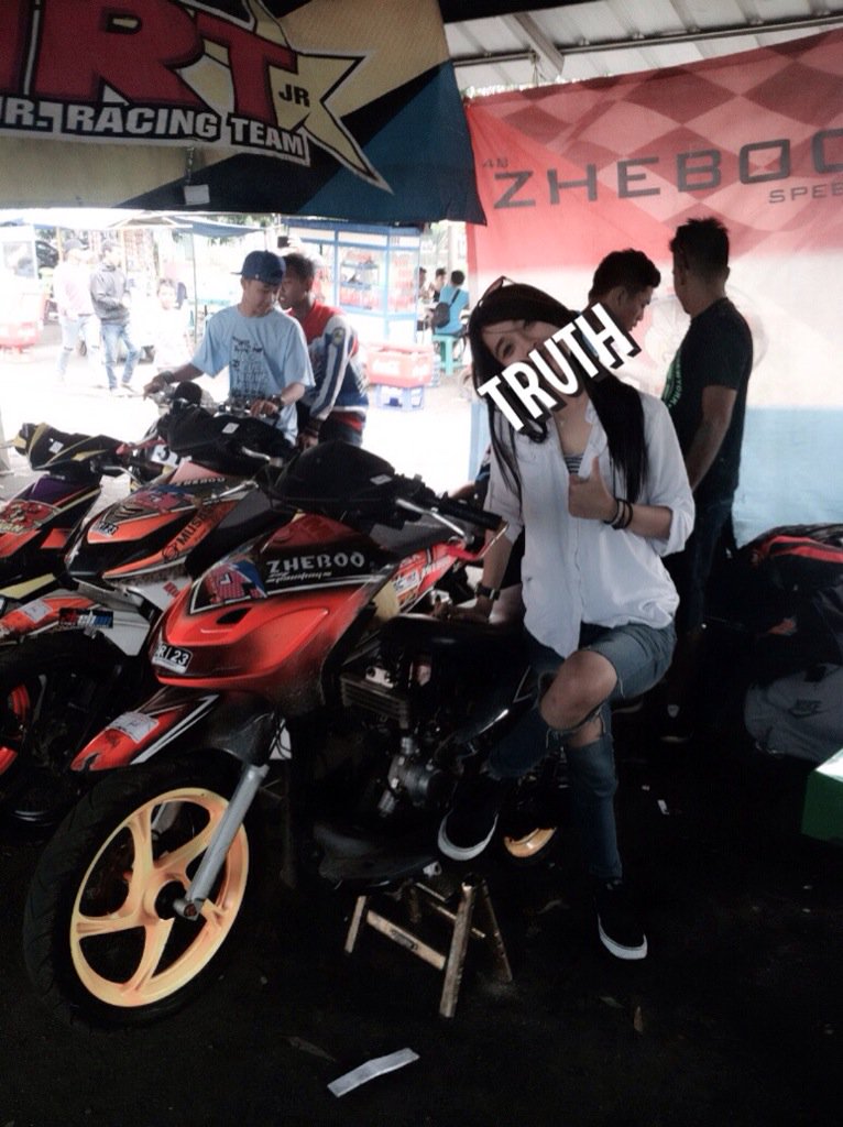 MOONITHAARDILLA's tweet photo. saya akan turun lagi di dunia perbalapan biar bisa nikung hati aa haha halo MRTteam &amp; ZHEBOspeed hallo 1933 https://t.co/5wDbOUuyun