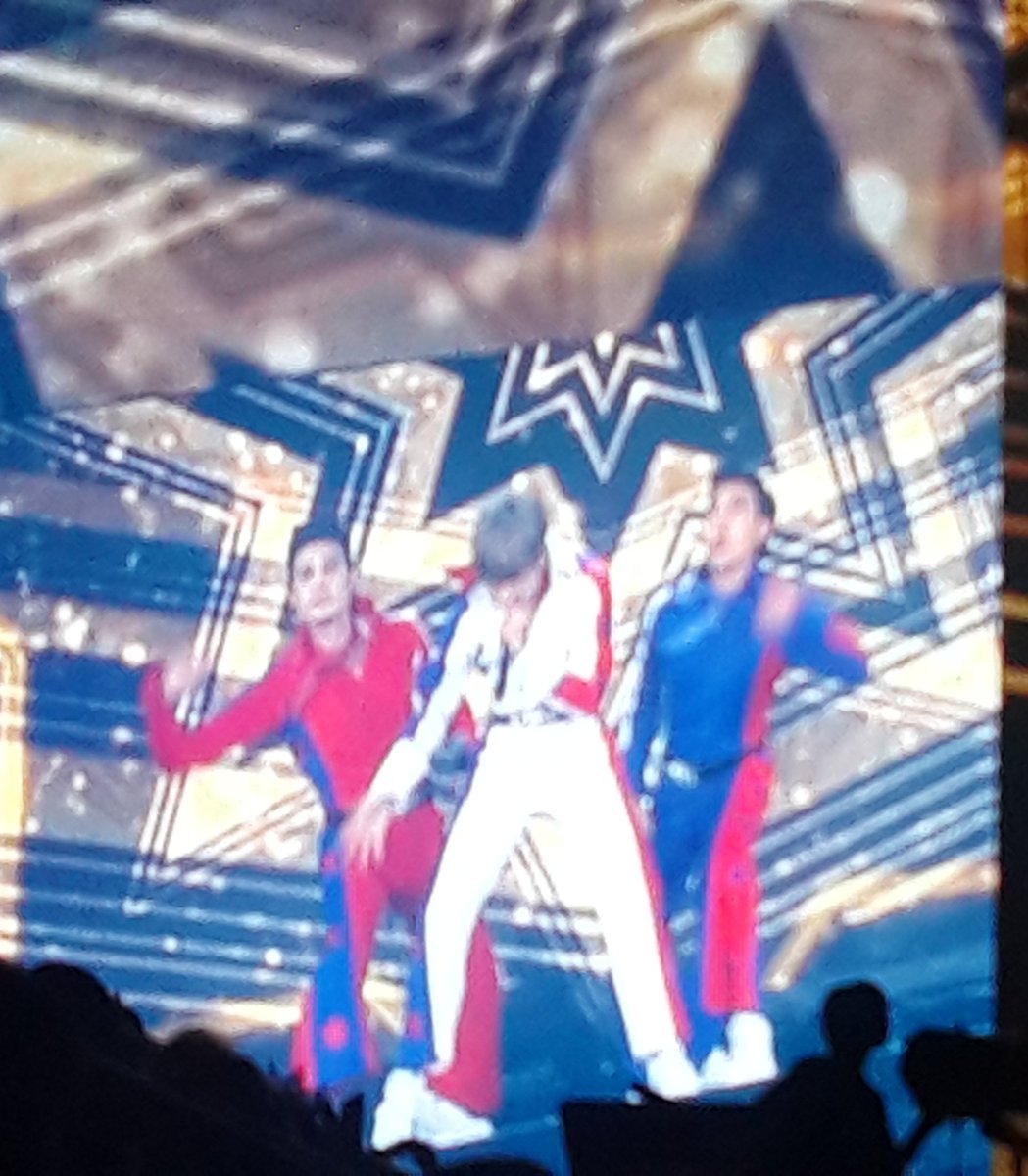 NeedAGirl0412's tweet photo. เต๋อ :  ใครเป็นคนออกแบบชุดนี้เนี่ย
ซันนี่ : ฉี่ก็ยาก
โอ๊ยยยยยย บ้าบอ5555555 #GOT7inGTHStarTheque https://t.co/Qk9esCcaw5