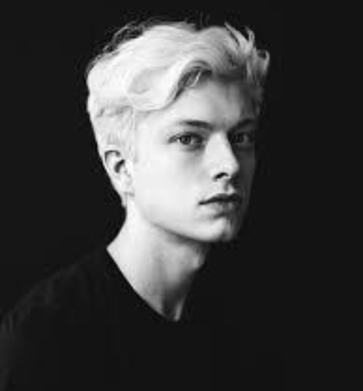 RolHDyslexia's tweet image. Damos la bienvenida a: @BurningSeb 
✖
Nombre: Jonathan Morgenstern
✖
Libros: Cazadores de sombras