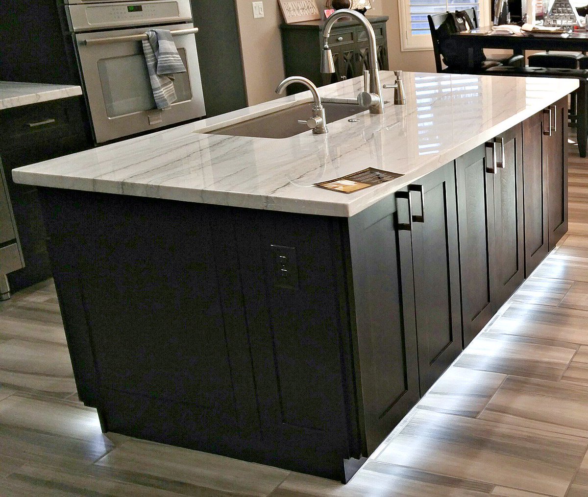 Macaubus White kitchen countertop remodel
granitecountertopsphx.com