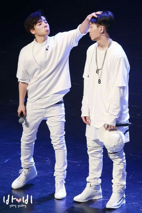 slippertae's tweet photo. @1KONBOBBY HEY KIM!!! https://t.co/ZpKLMgj0Mb