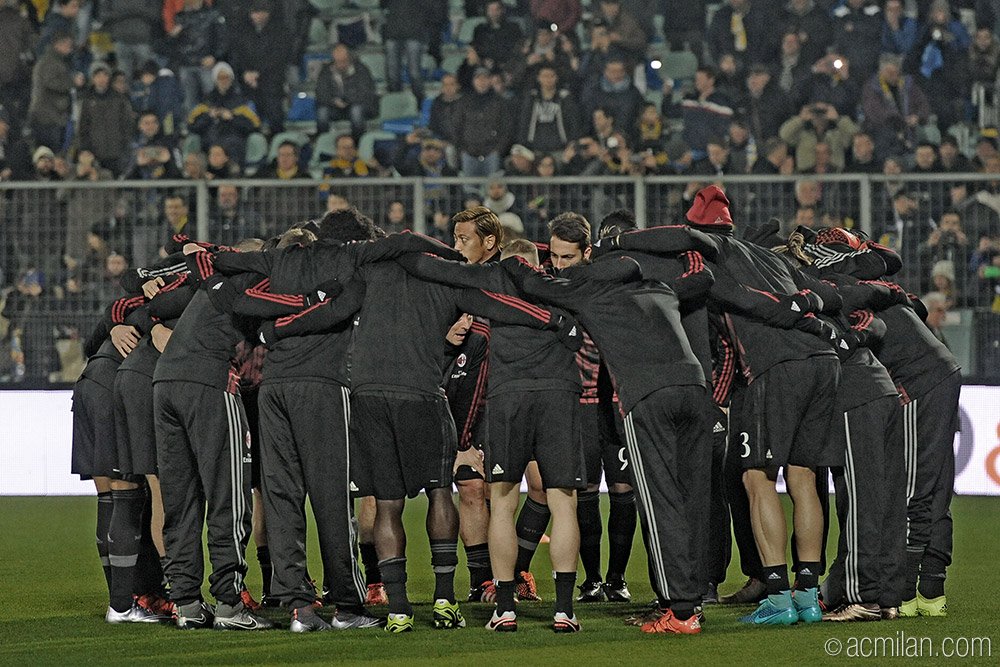 acmilan's tweet photo. Let's show our red&amp;black heart tonight!
#FrosinoneMilan
#forzaMilan https://t.co/DQq8pap0sN