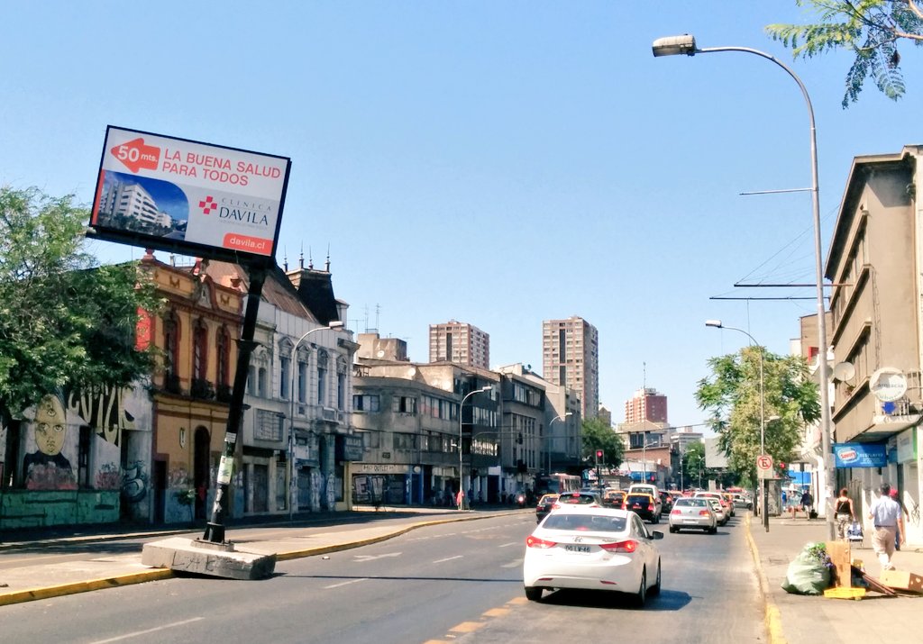 transrecoleta's tweet photo. Precaución en Av.Recoleta, paleta publicitaria de #ClínicaDávila en la calzada @UOCT_RM @danieljadue https://t.co/qs7umYm9FT