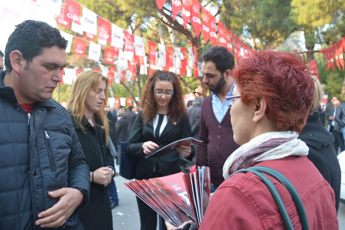 mustafabalbay's tweet photo. İzmir İl Kongremizde, "Manifestoya" yoğun ilgi. Hazırlanın Cumhuriyet'in II. Yüzyılını  birlikte kuracağız. https://t.co/56FuO6KgRh