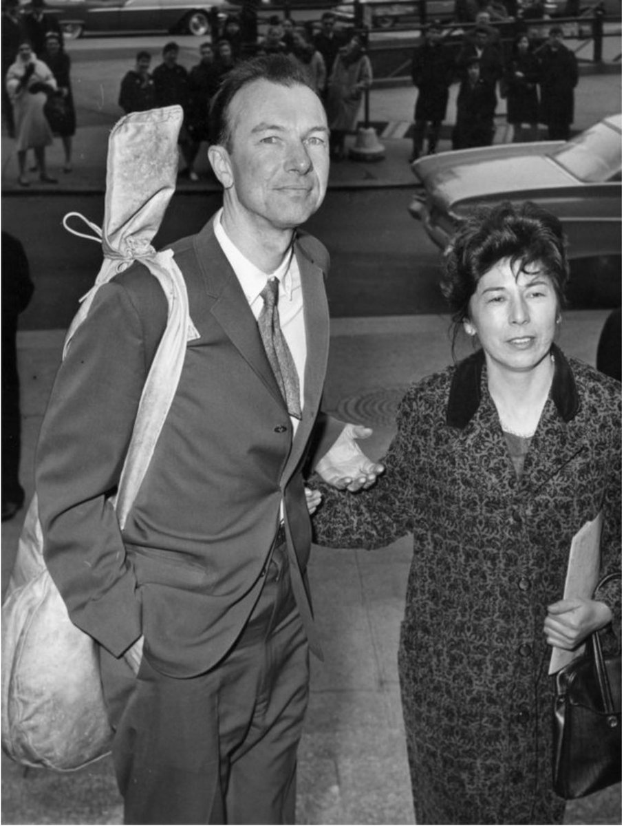 glnmrguy's tweet photo. Today I learned what a great american Pete Seeger was! Mom took me to  see him BITD- "puff the magic dragon" memory! https://t.co/CWwIcX5l14