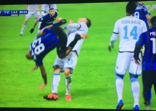10deportivo's tweet photo. #DeCarcel Entrada criminal de Felipe Melo en el #Inter 1-2 #Lazio. Deberían meterlo preso! https://t.co/svFxdTupsX