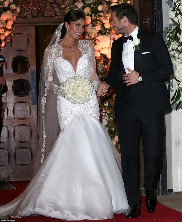 Congratulations to #FrankLampard &amp; #ChristineBleakley on your #WeddingDay #Beautiful #WeddingDress &amp; #Flowers 👰🏻😍