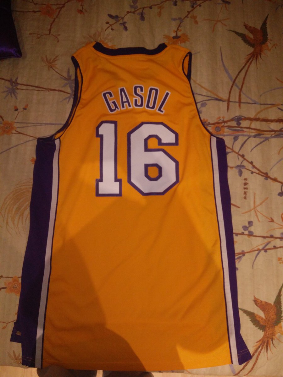 NBAClutchTime's tweet photo. Sorteamos camiseta de @paugasol en Lakers! Rt a este Tweet + follow para participar! Fecha tope: 7 de enero. https://t.co/eGLlwaeeII