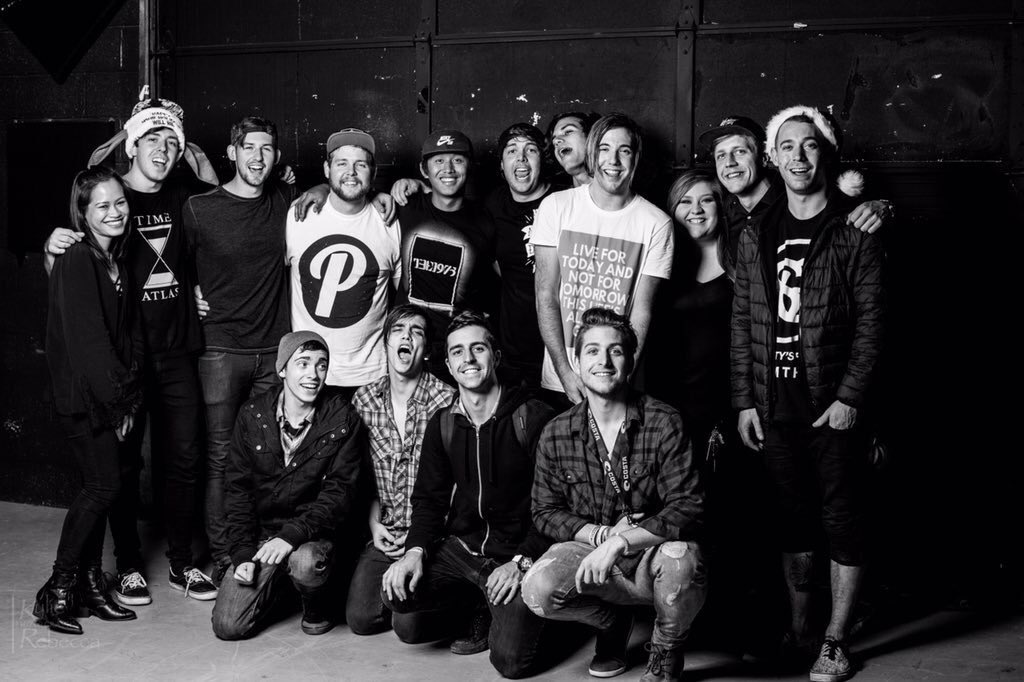 4DOORTHEATRE's tweet photo. Couldn't have asked for a better ending to the year! follow our bffs @AnHonestYear &amp; @MondaysMonaLisa #TYNOTour https://t.co/IScddK9n8H