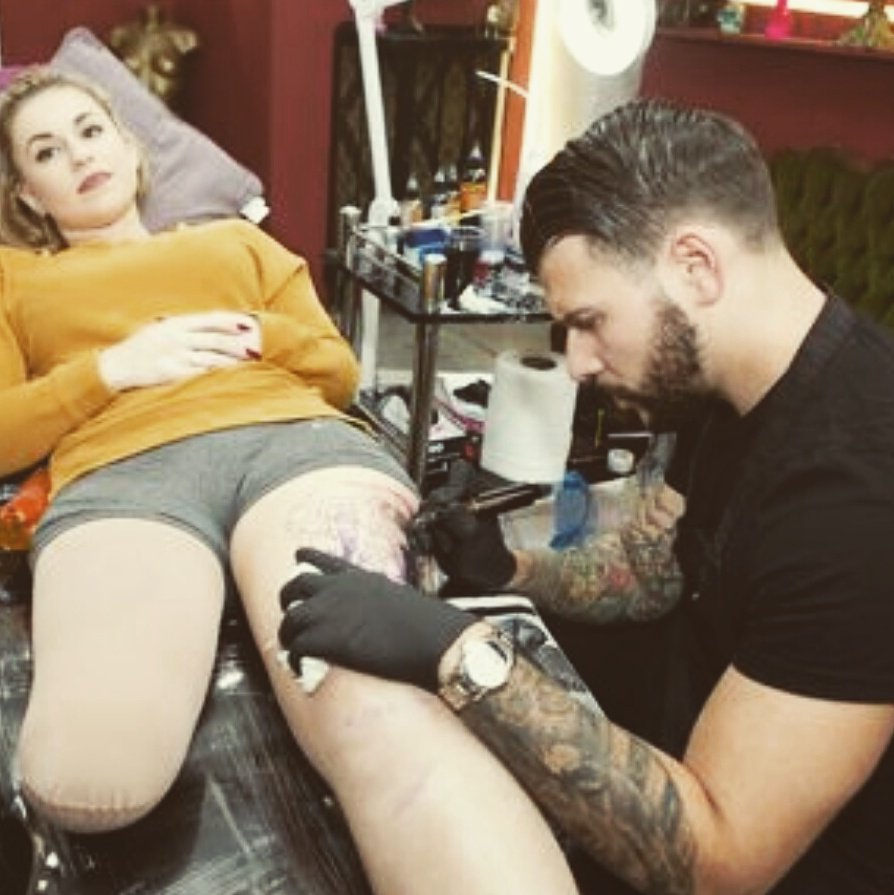 JayTAT2's tweet photo. #tattoofixers on Tuesday 9pm on E4 where I tattoo alton towers crash victim vicky. An amazing strong young girl! https://t.co/CPxb7Ddfrf
