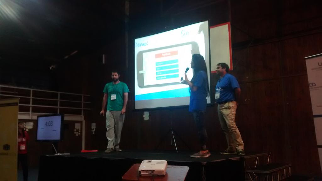 thehackway_cl's tweet image. Ahora frente a los mentores en #SWConcepcion, SurPlay mezcla el juego para agilizar la recolección de información.