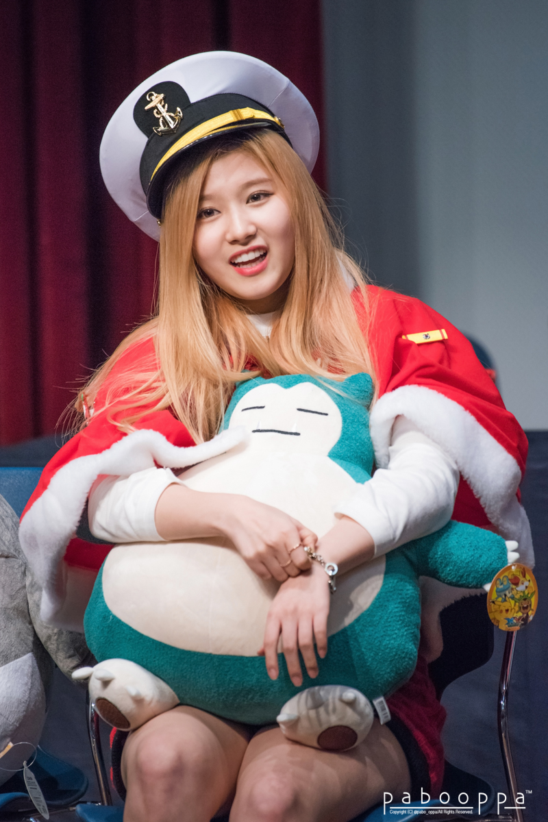 pabo_oppa's tweet photo. 151220 TWICE 트��이스 사인회 사나
#twice #트와이스 #sana #사나 https://t.co/oMafBNt871