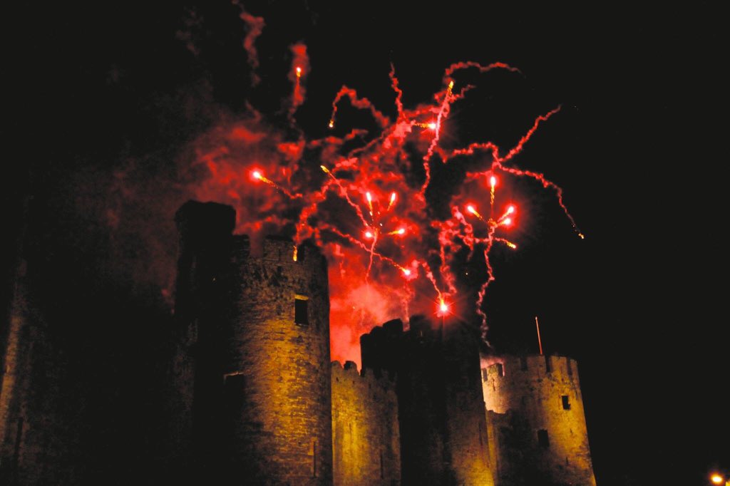 ribster13's tweet photo. @Directory_Wales @ConwyCastle #ChristmasEve #Conwy style https://t.co/vqspZWbhea https://t.co/W9dCxGeFd7