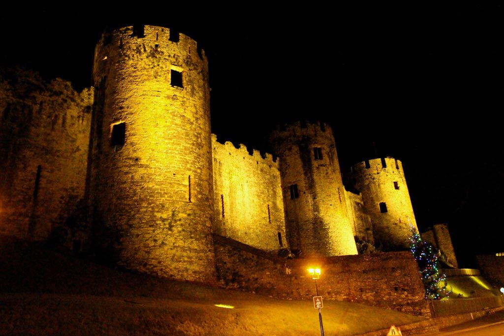 ribster13's tweet photo. @Directory_Wales @ConwyCastle #ChristmasEve #Conwy style https://t.co/vqspZWbhea https://t.co/W9dCxGeFd7