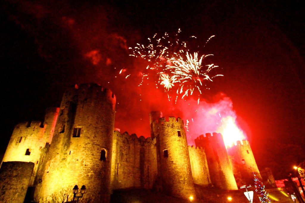 ribster13's tweet photo. @Directory_Wales @ConwyCastle #ChristmasEve #Conwy style https://t.co/vqspZWbhea https://t.co/W9dCxGeFd7