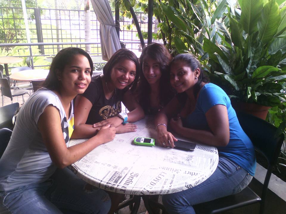 AndreinaDiazG7's tweet photo. #PrimosCafe
#TardeConEllas
#BuenaHabladeraDePaja https://t.co/3mBwYfLuCv