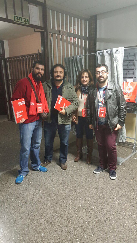 PSOECL's tweet photo. El #ColorPSOE representado por alguno de nuestros compañeros del #PSOE20D en #CiudadLineal https://t.co/pyUYrOXGDB
