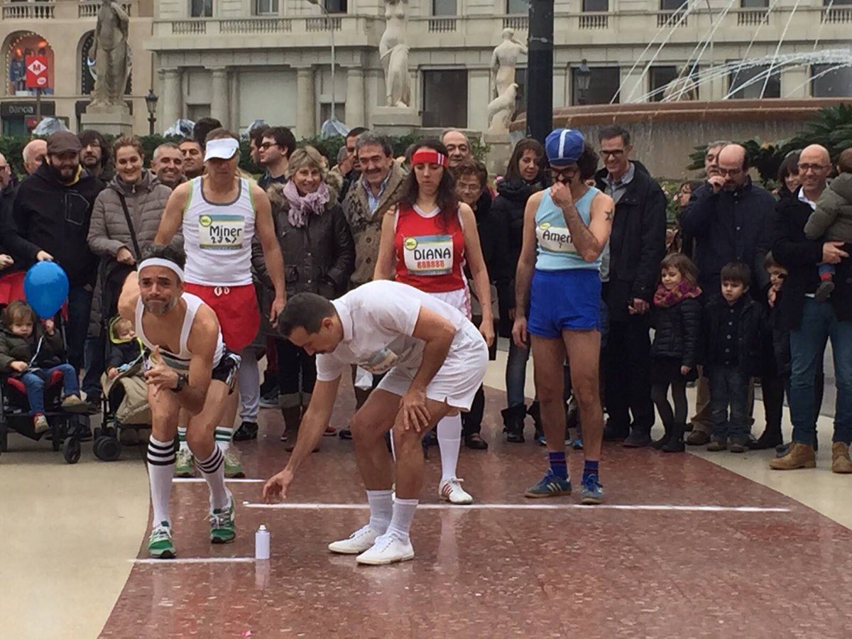 TalentBcn's tweet photo. L'espectacle Marathon de la companyia Los Zinc&amp;Co ha estat avui a #HolaNadal a Pl.Catalunya! @ApccCat @barcelona_cat https://t.co/r7niiuG4SF