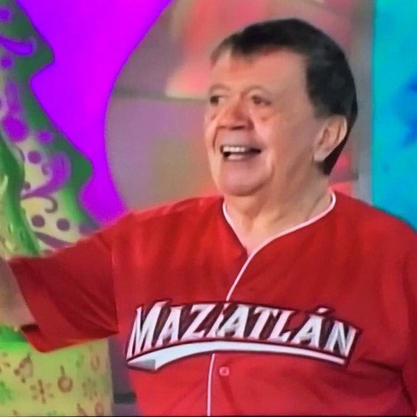 Sectur_Sinaloa's tweet photo. #Chabelo se despide de la televisión portando la casaca del equipo Venados de #Mazatlán! @venadosbeisbol @gobsinaloa https://t.co/CTF9Pehjan
