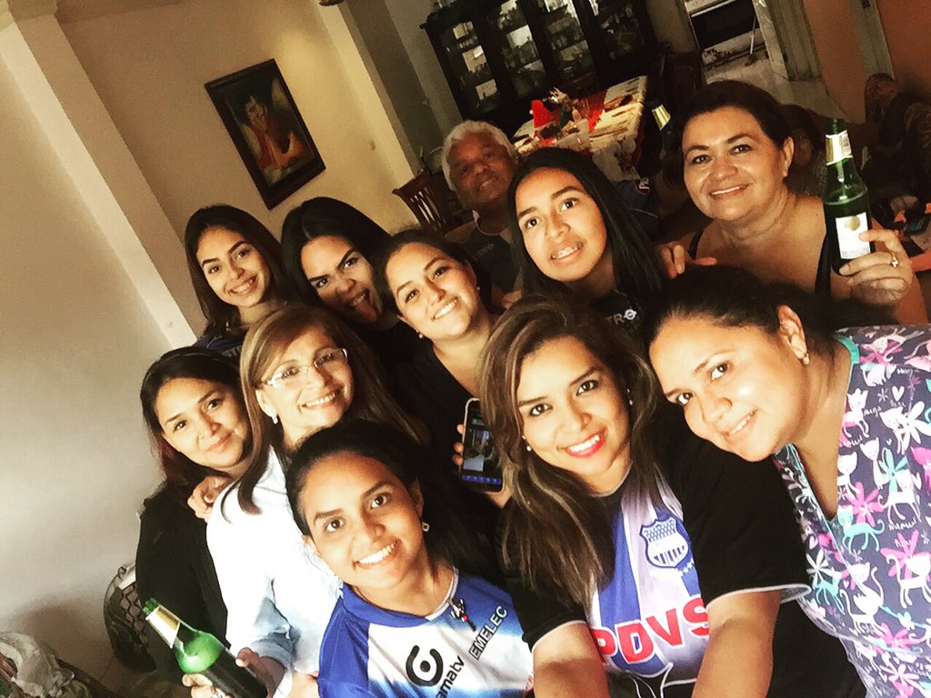 DanieloskaXD's tweet photo. Viendo al Tri Campeón del Ecuador por #finalDIRECTV  EMELEC💙💙💙 https://t.co/FLveE0whjL