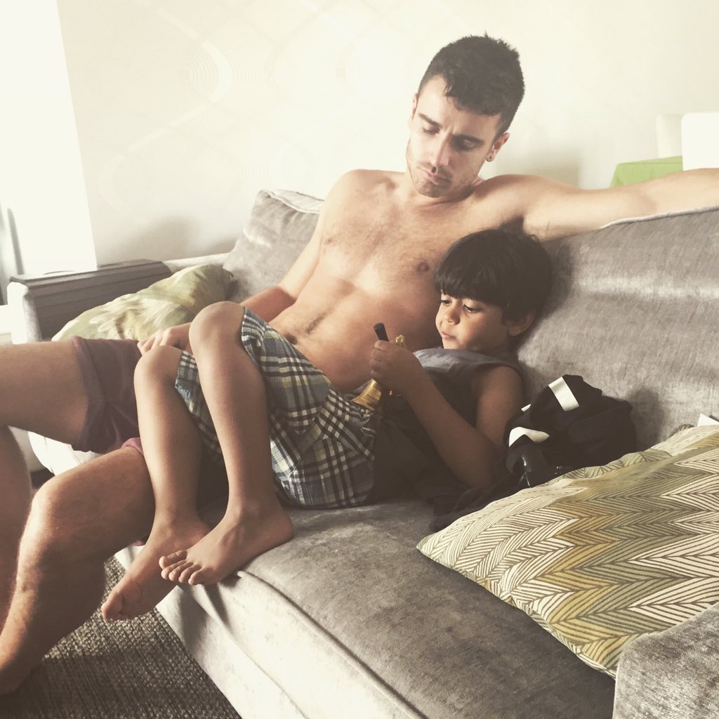 HobbieStuart's tweet photo. The boys taking it easy https://t.co/Su4104ktvd