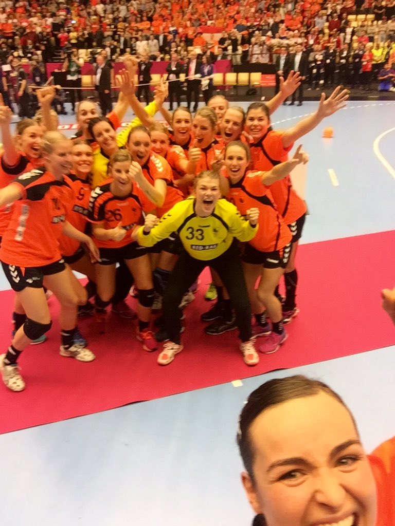 Handbaldames's tweet photo. WE DID IT! 🇳🇱🇳🇱🇳🇱 #oneteamonedream https://t.co/bsfRBpvFWT