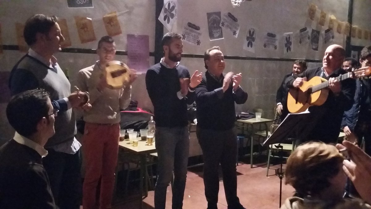 enfermera2pto0's tweet photo. Coro Aires de Figares en la Zambomba Flamenca de @sonriendoSPG. Proyecto solidario que colabora en @granadahospital https://t.co/4UT5rcoV1I
