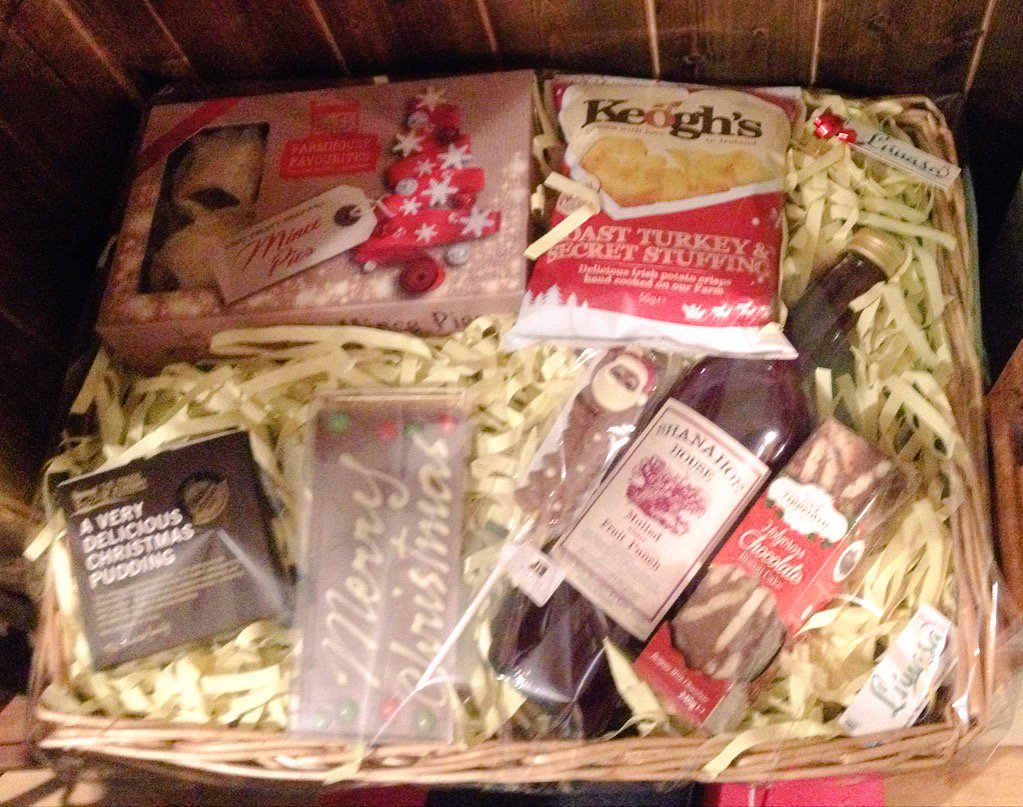 rosaleenbond's tweet image. We are feeling festive and giving away an #Irish #food hamper. Just RT to enter. Draw on Thursday. #yummy #lunasa