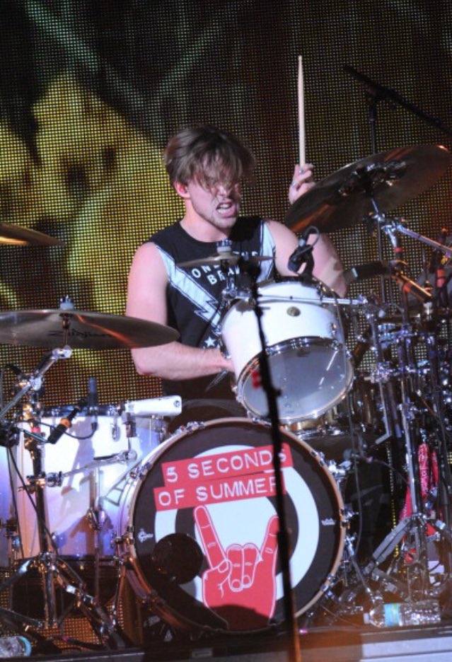5SOS_Daily's tweet photo. tis the season for Ashton Irwin to follow the people that RT this https://t.co/9biOa96aRk