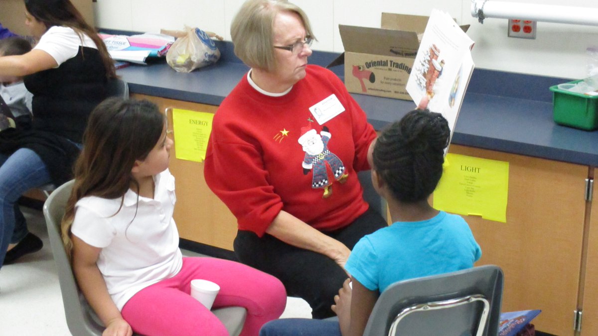 RJK1516's tweet photo. Moms and Grandmas are Wonderful #WinterReadAloud #JustAwesome https://t.co/EXKS8h7AuZ