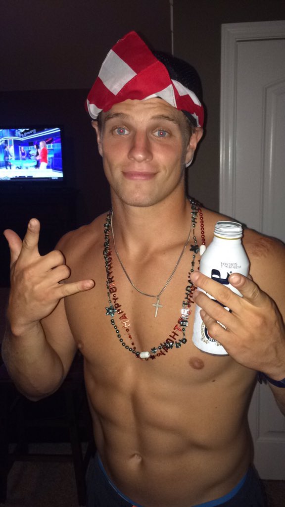 austintarantino's tweet photo. Trying to stay in good spirits about this cold weather.. Take me back to the lake! https://t.co/IsCBjTpT2H
