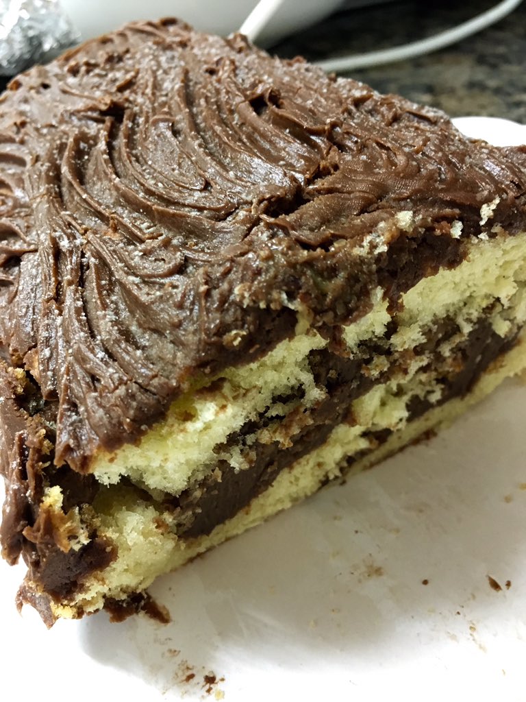 Bencius's tweet photo. Aquí analizando muy seriamente como se reparte la tarta electoral...: https://t.co/7GLTI8GvHr