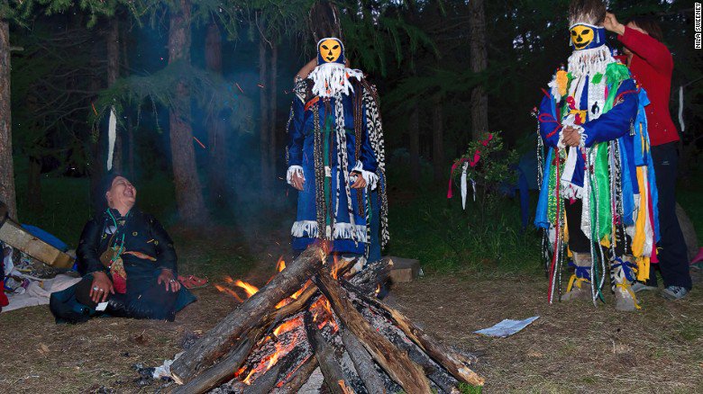 _ModeLegion_'s tweet image. Tis' the season for reindeer &amp;amp; cheer- but for Dukha reindeer-people, the seasons all year! 
cnn.it/1YlMIZW