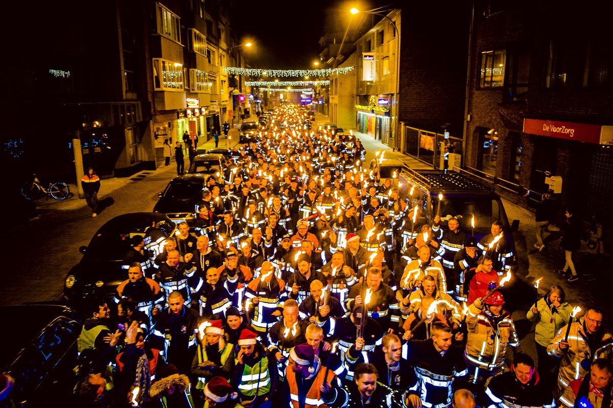 stubru's tweet image. Aangekomen in De Schorre: de 1200 brandweermannen van Fire For Life. #mfl15